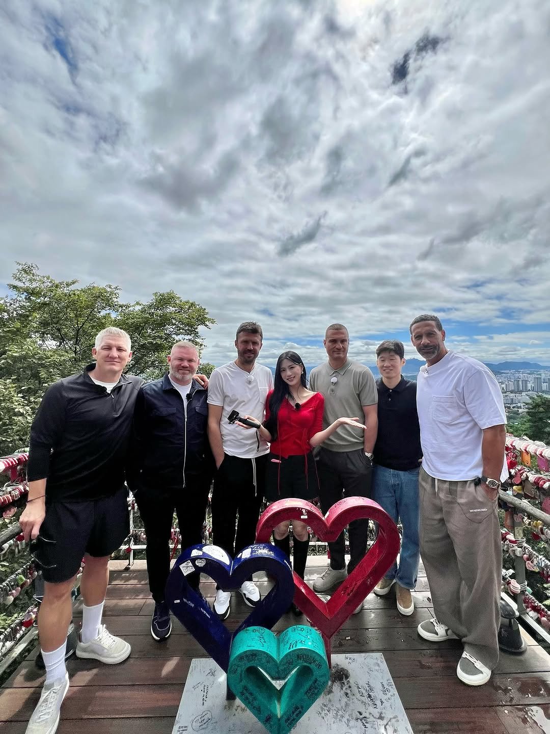Photo shared by 오하영 Oh Hayoung on September 13, 2025 tagging @manchesterunited, @rioferdy5, @waynerooney, @bastianschweinsteiger, @carras16, and @nemanjavidic.26. May be an image of 7 people, people standing, heart and text.