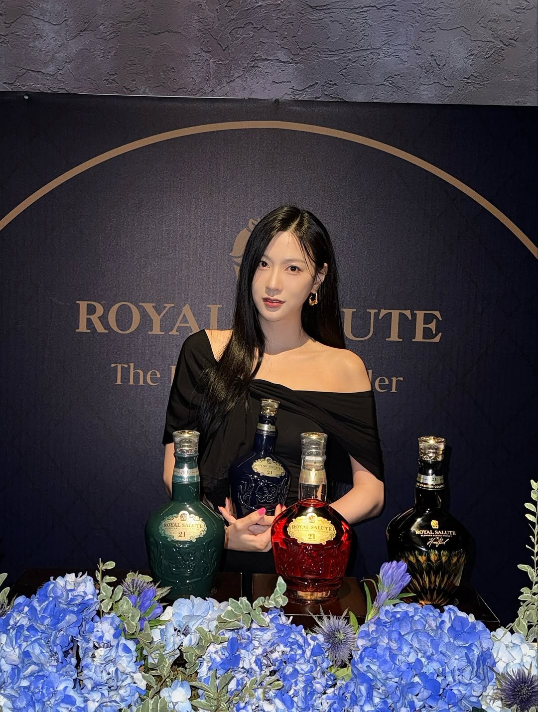 Photo by 오하영 Oh Hayoung on September 01, 2025. May be an image of 1 person, champagne, bottle and text that says 'ROYAL The! Thel UTE er BUTAE 프스 LA:T1 21 ง ትን 安'.