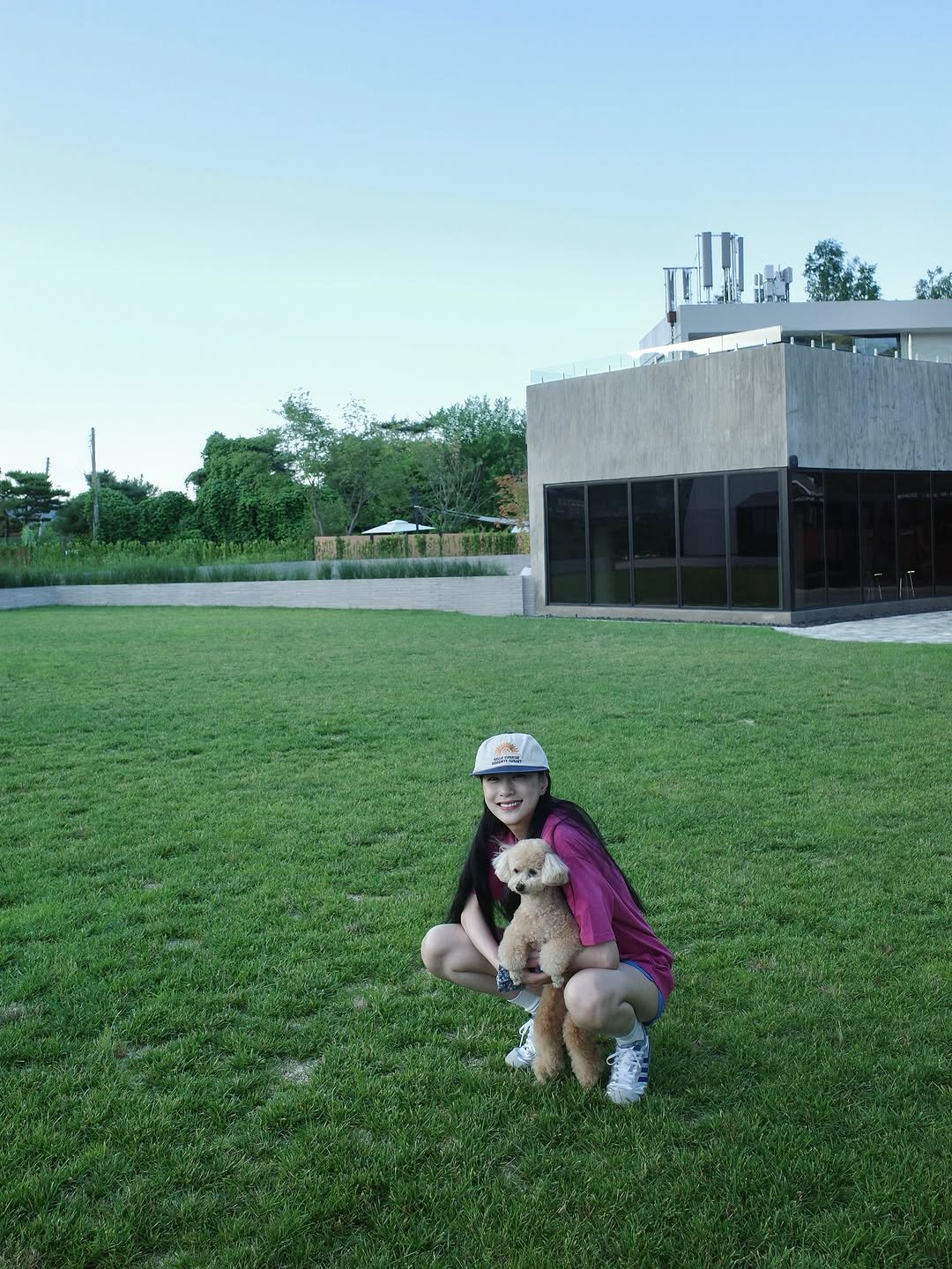 Photo by 오하영 Oh Hayoung on August 10, 2025. May be an image of 1 person, Pekinese, Maltese, cocker spaniel, Norwich terrier, chihuahua, grass, park and text.