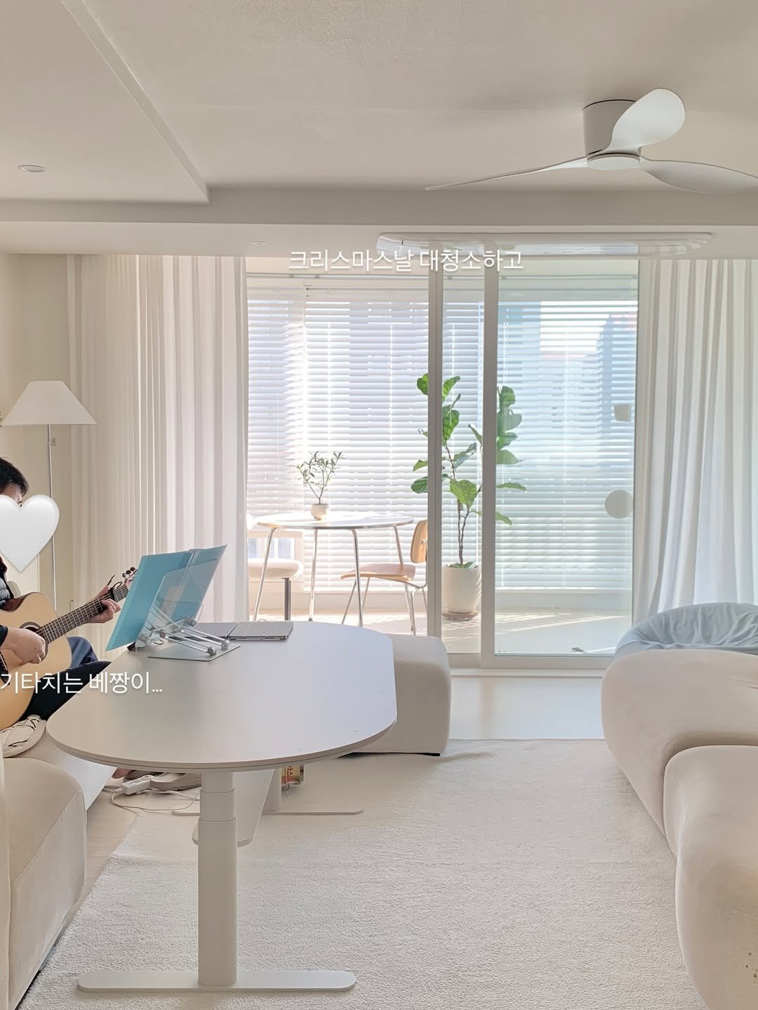 Photo by 오오Home | 집꾸미기 on December 24, 2025. May be an image of sofa, chaise lounge, curtains, living room, indoors, sliding door and text.