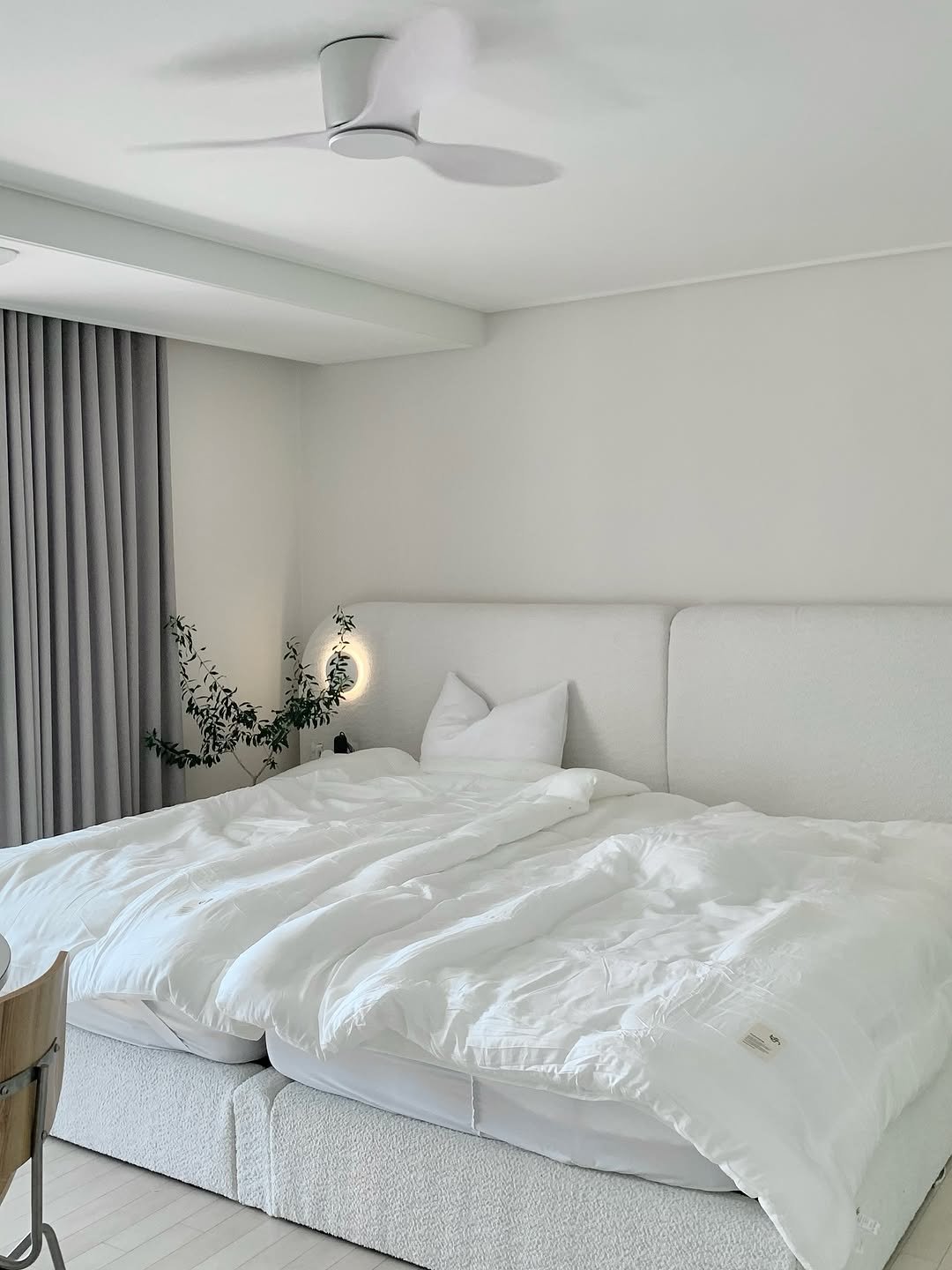 Photo by 오오Home | 집꾸미기 on September 12, 2025. May be an image of lighting, bed, headboard, mattress, indoors, bedroom and text.