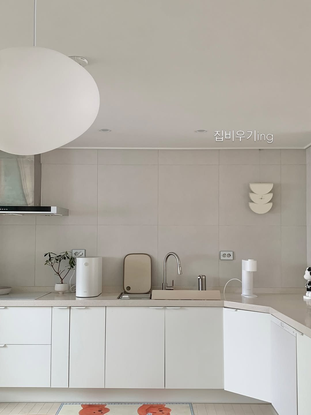 Photo by 오오Home | 집꾸미기 on March 05, 2026. May be an image of lighting, kitchen appliance, indoors, kitchen and text.