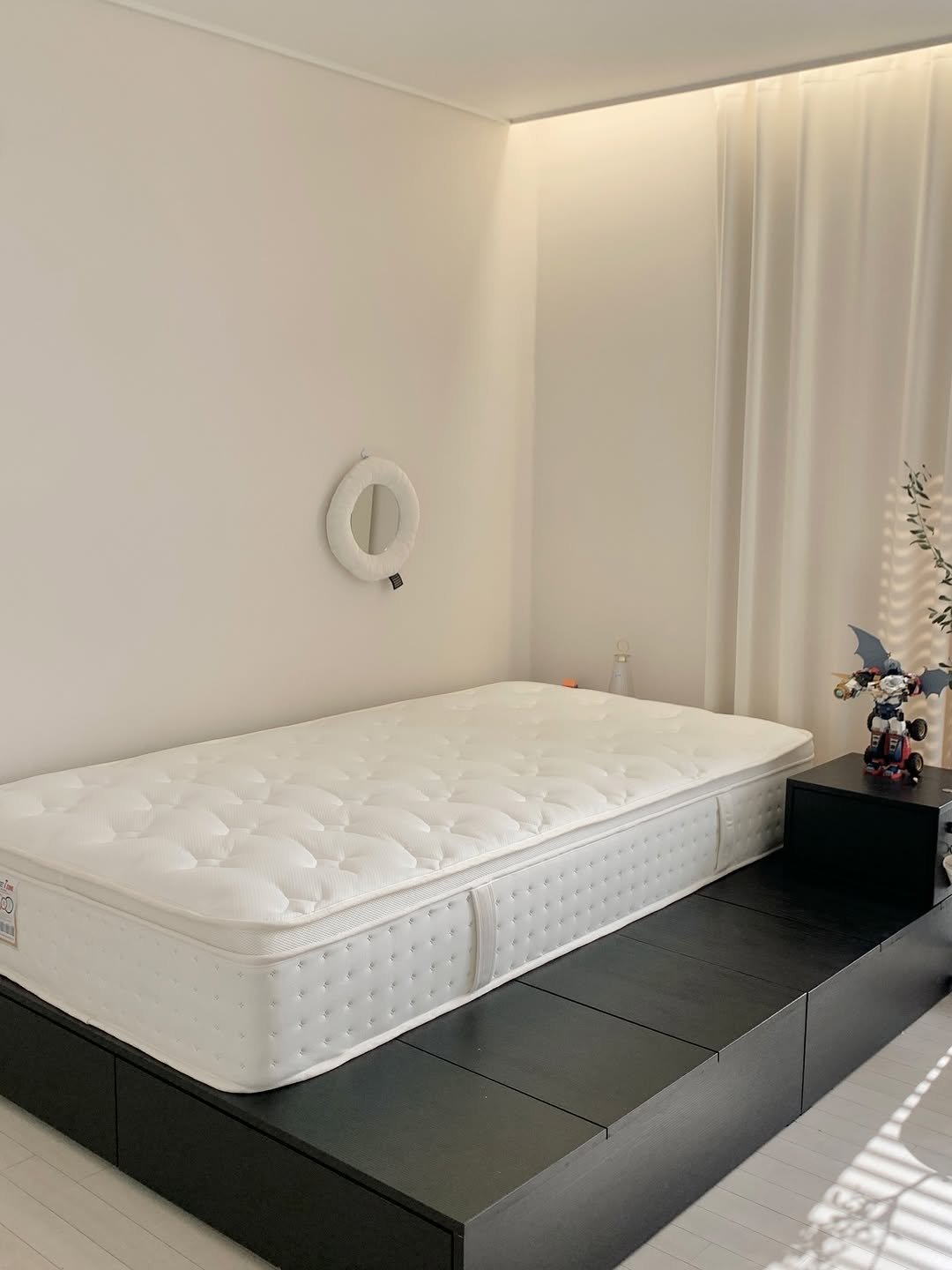 Photo by 오오Home | 집꾸미기 on February 22, 2026. May be an image of bed, mattress, headboard, bedroom, indoors and text.