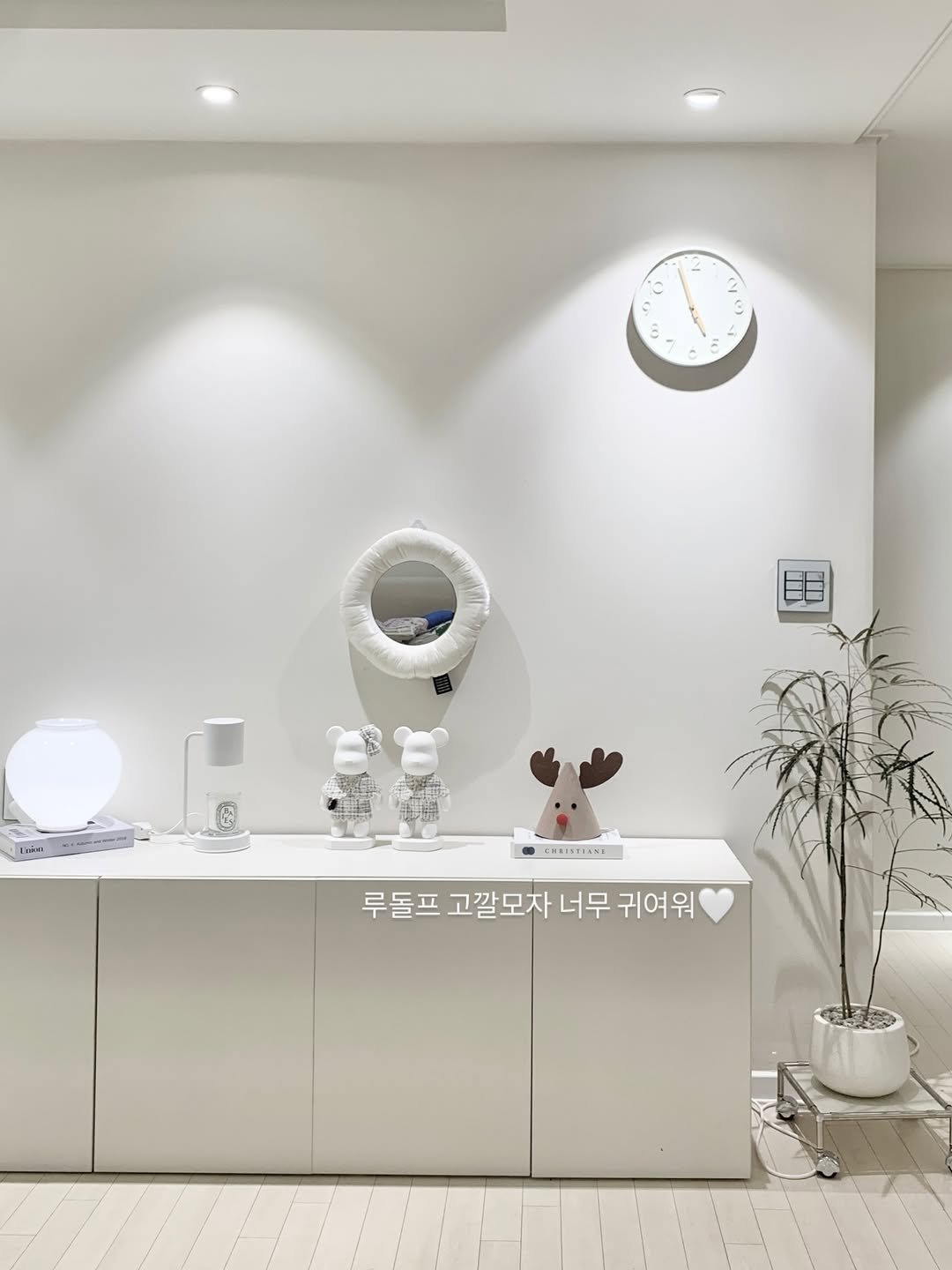 Photo by 오오Home | 집꾸미기 on December 15, 2025. May be an image of ‎sink, lighting, thermostat, wash basin, display case, indoors and ‎text that says '‎- ٥ ه 3 o e = Lmkes CRRISTIAME 루돌프 고깔모자 너무 귀여워‎'‎‎.