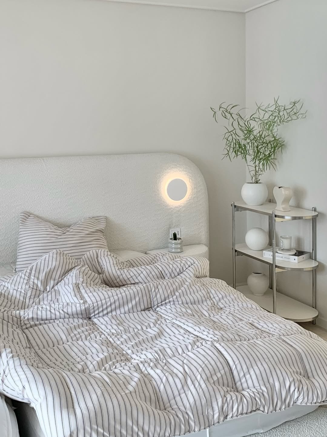 Photo shared by 오오Home | 집꾸미기 on August 25, 2025 tagging @shezhome_official. May be an image of bed, lamp, headboard, mattress, indoors, bedroom and text.