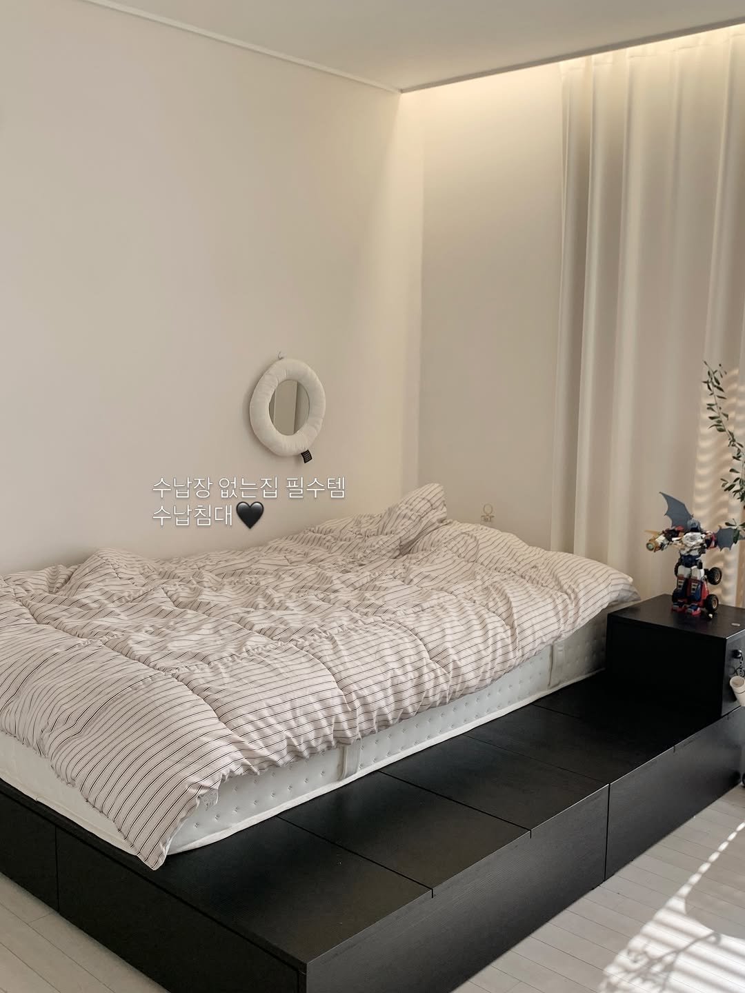 Photo by 오오Home | 집꾸미기 on March 27, 2026. May be an image of lighting, bed, mattress, headboard, indoors, bedroom and text.