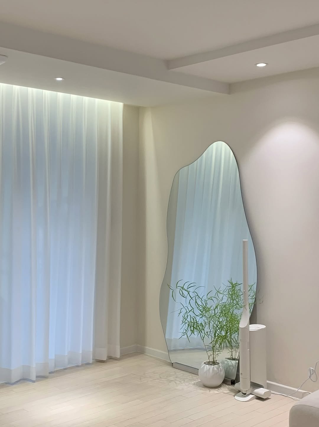 Photo by 오오Home | 집꾸미기 on August 29, 2025. May be an image of sink, lighting, curtains, mirror, indoors, sliding door and text.
