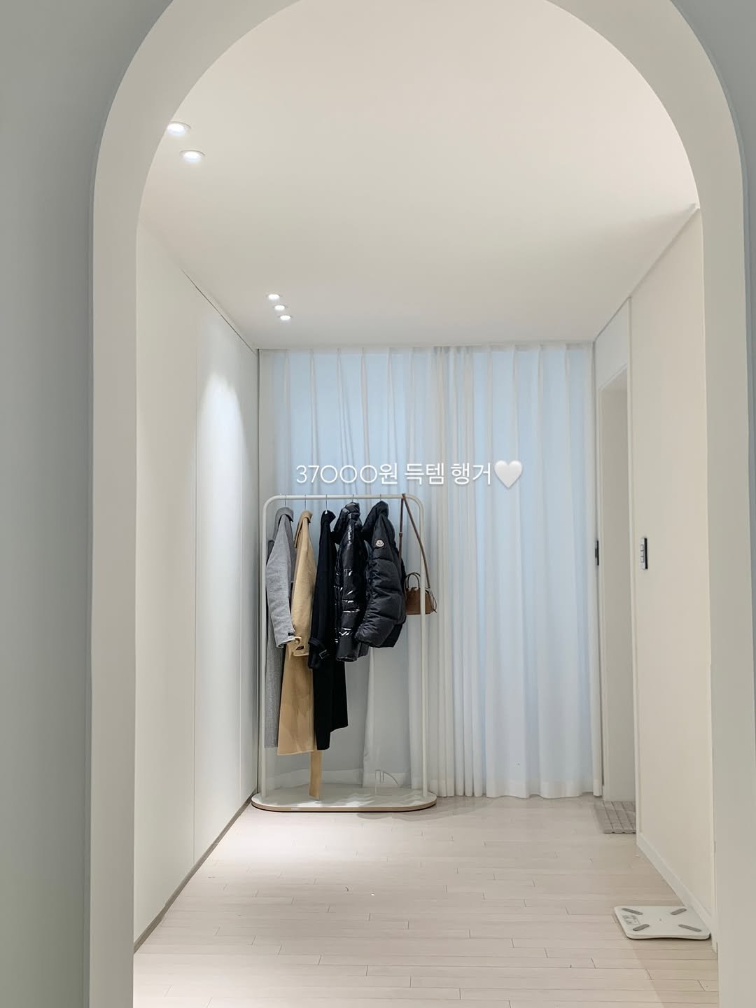 Photo by 오오Home | 집꾸미기 on December 09, 2025. May be an image of lighting, display case, clothes hanger, rack, indoors, hallway and text that says '37000원 득템 37000원득템행거 득템행거 행거'.