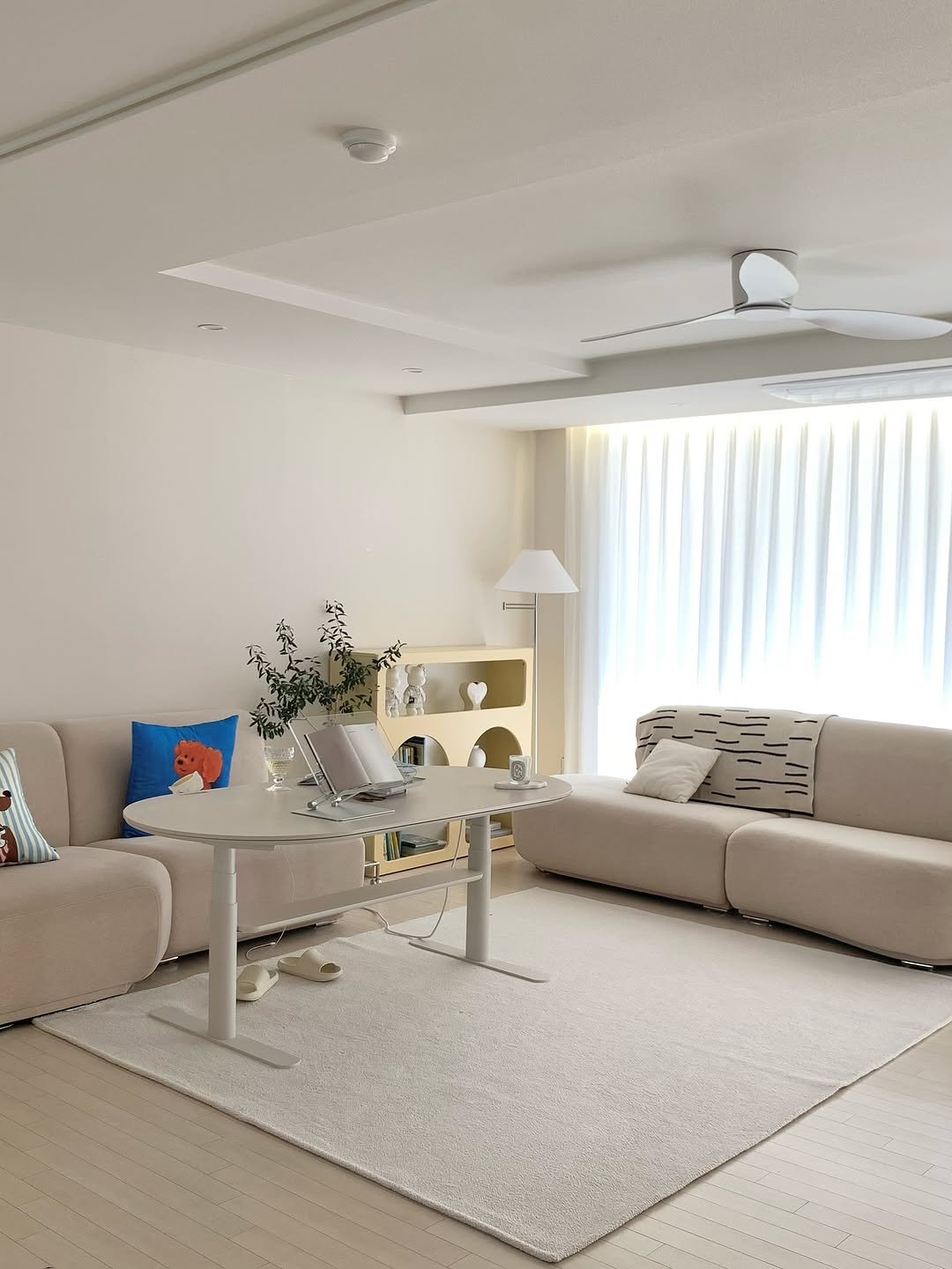 Photo by 오오Home | 집꾸미기 on October 31, 2025. May be an image of lighting, indoors and living room.