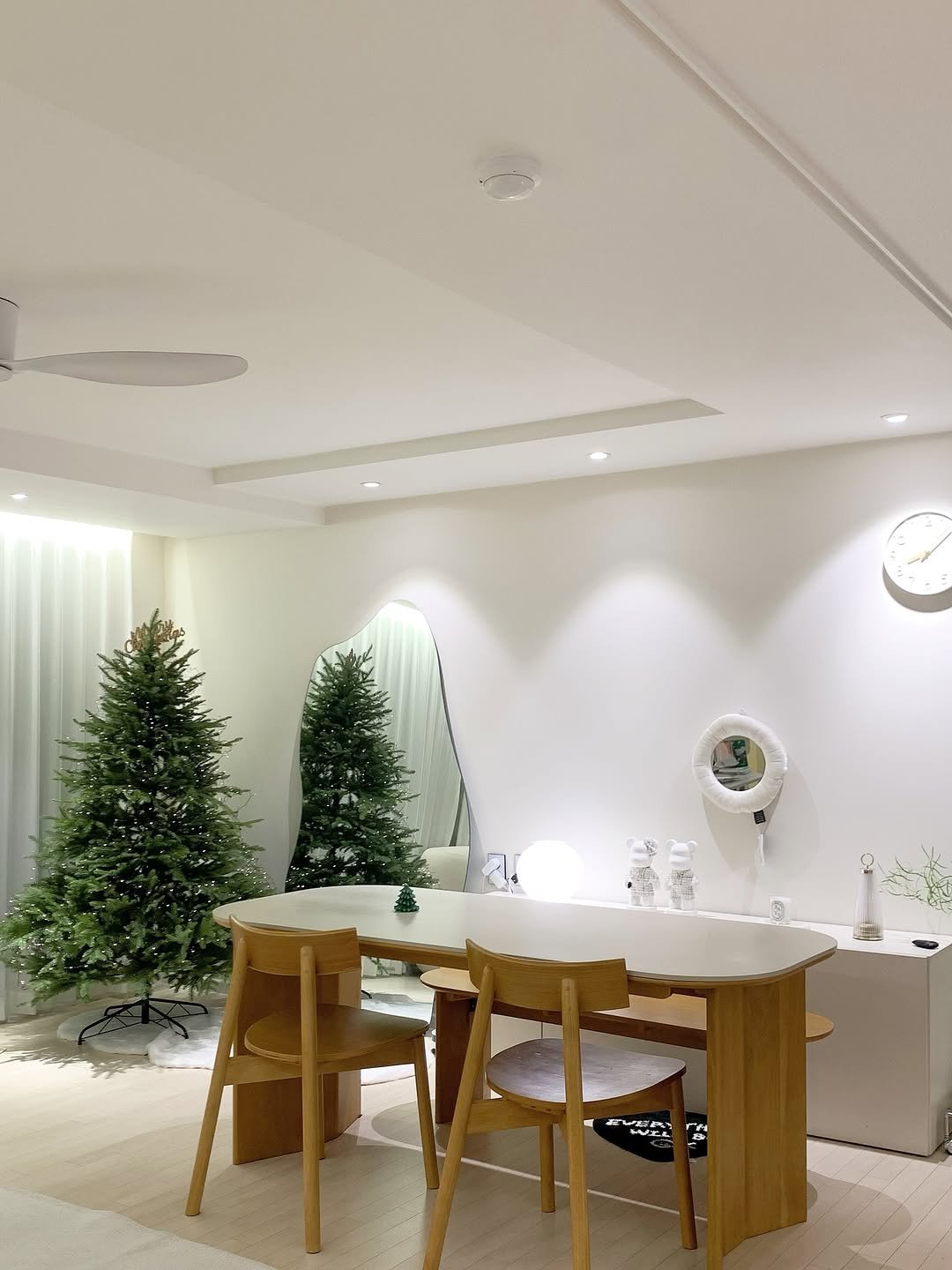 Photo by 오오Home | 집꾸미기 on November 14, 2025. May be an image of sink, christmas tree, lighting and indoors.