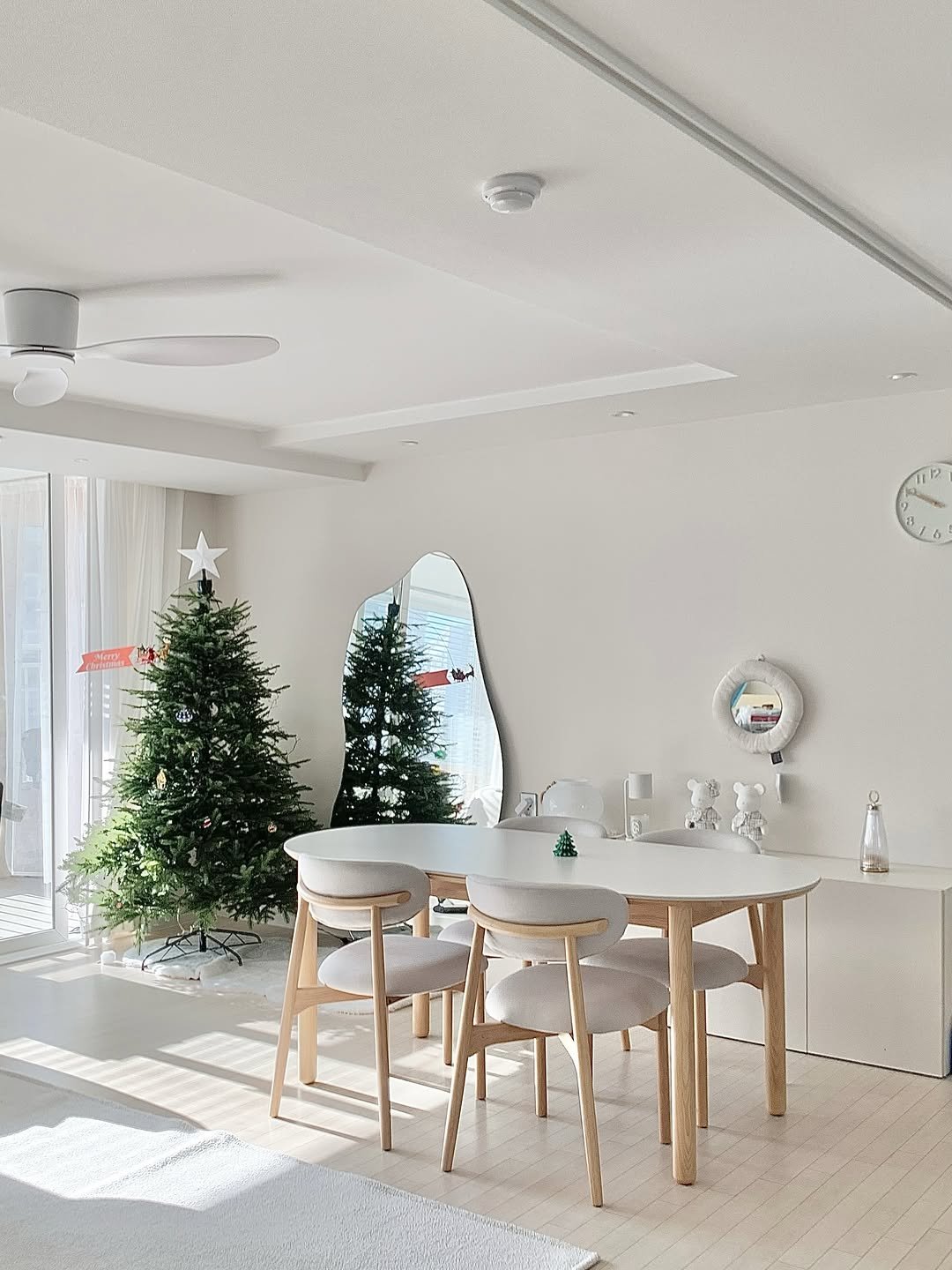 Photo by 오오Home | 집꾸미기 on December 15, 2025. May be an image of christmas tree, lighting, dining table, indoors and text.