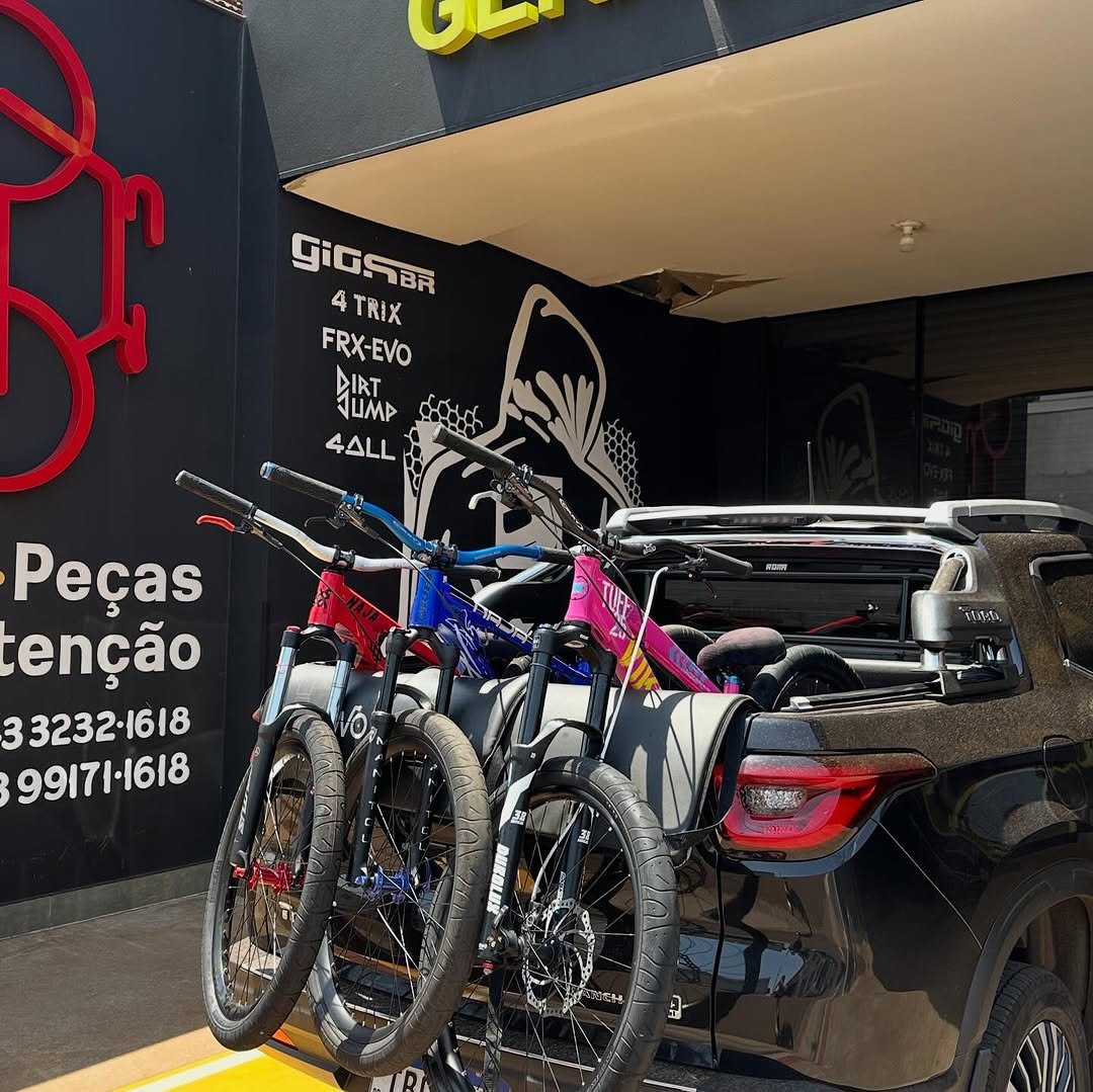 Photo by Pedro Araujo on October 04, 2025. May be an image of bicycle, rack, tire, outdoors and text.
