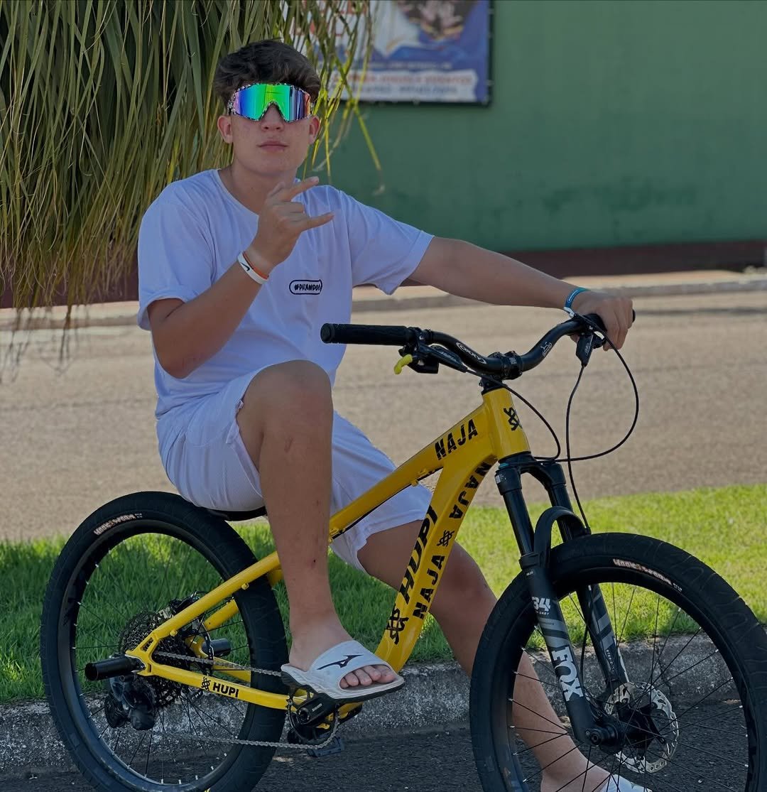 Photo by Pedro Araujo on December 24, 2025. May be an image of bicycle, glasses, scooter, outdoors and text.