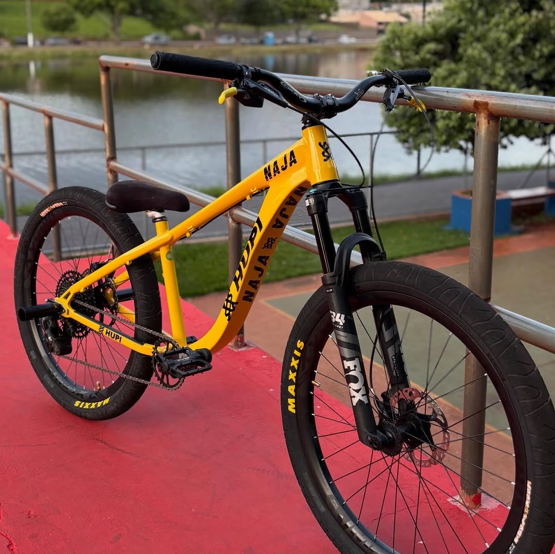 Photo by Pedro Araujo on December 25, 2025. May be an image of bicycle and text that says 'አስስለት MaS NAJA HUPI 4 SIXXYN ٤'.