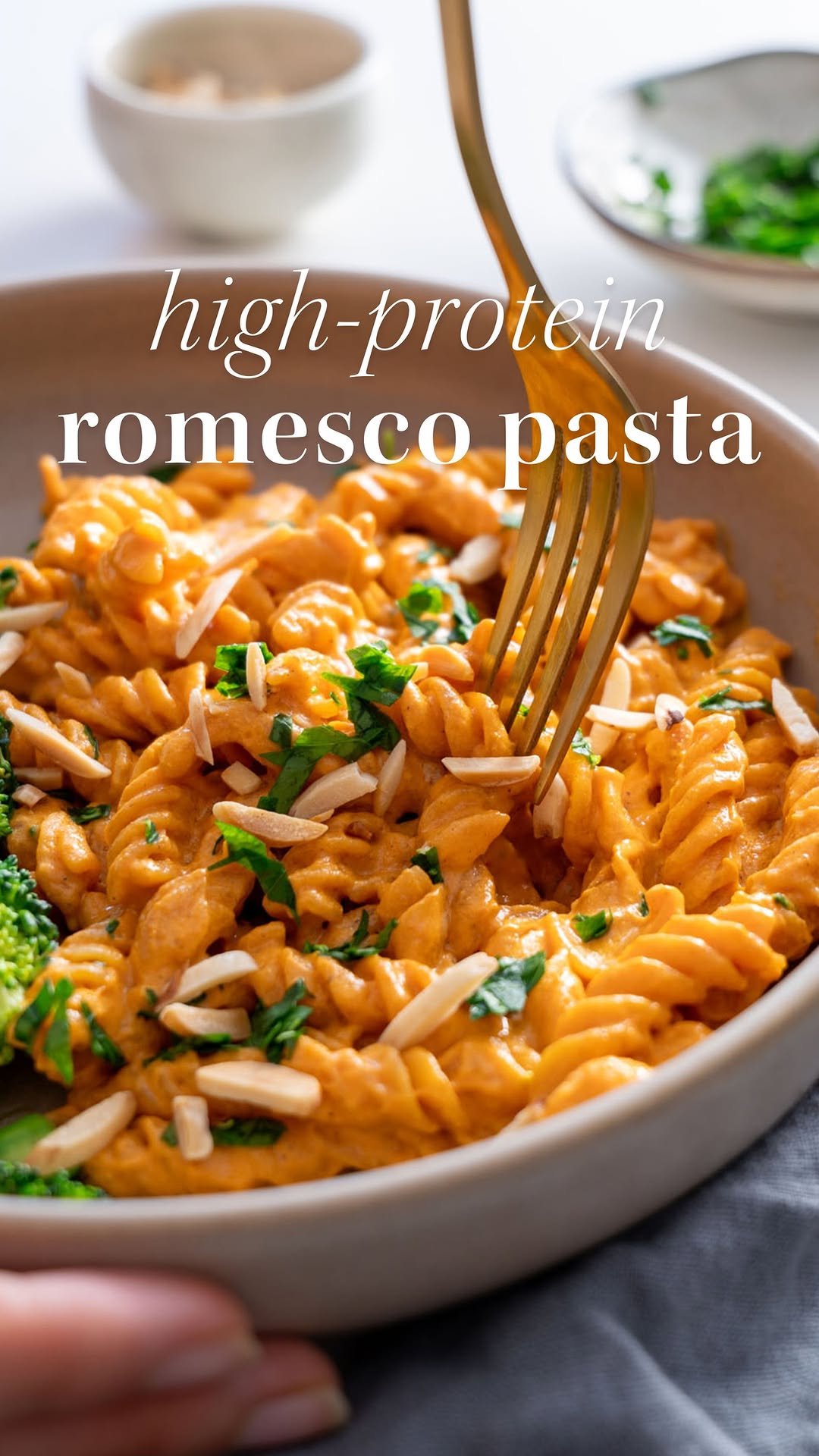 _plantbaes_ 게시물 이미지: High-Protein Romesco Pasta (40 g of protein...