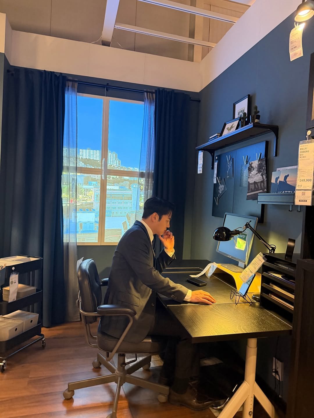 Photo by 김민성 | 브랜딩 • 세일즈 스킬 on April 20, 2026. May be an image of studying, lighting, bureau, desk, indoors, office and text.
