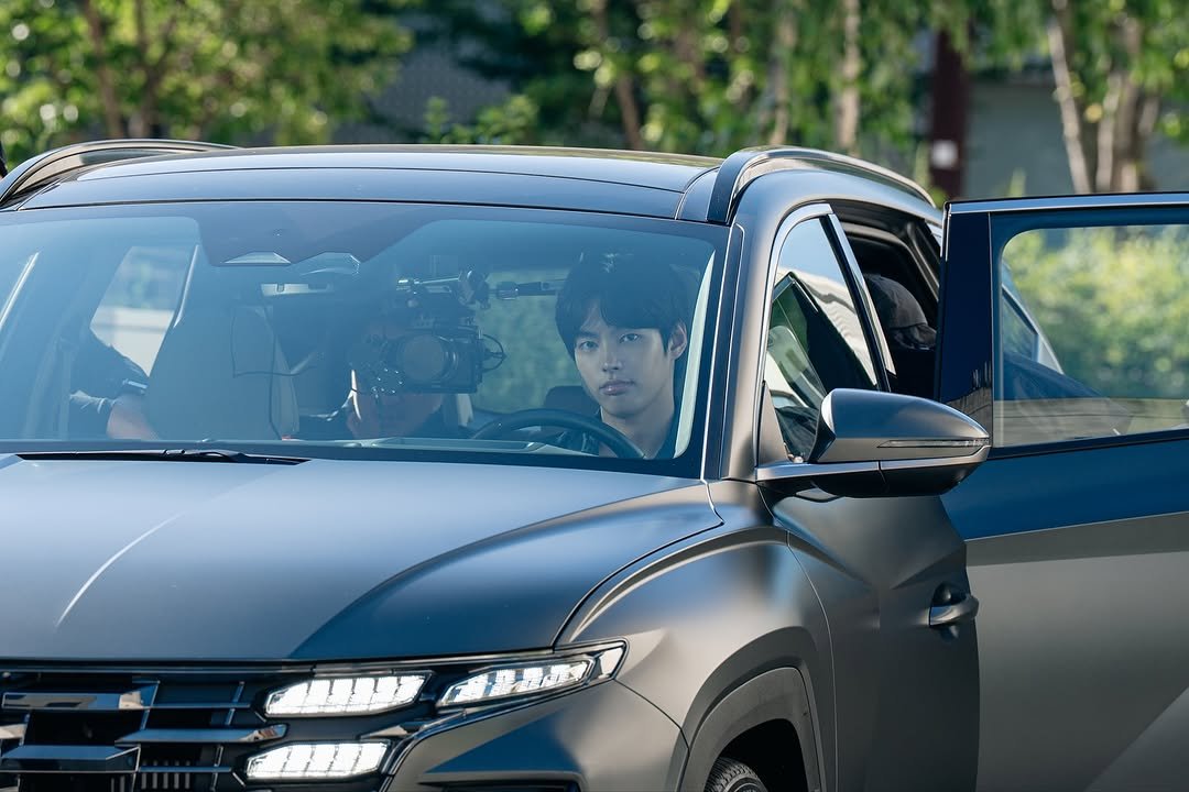 Photo by 박윤호 on November 13, 2025. May be an image of minivan, sedan, wheel, windshield, road and text.