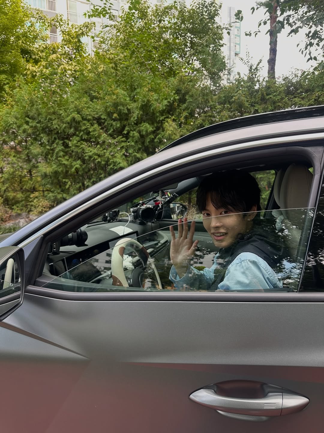 Photo shared by 박윤호 on November 20, 2025 tagging @hyundai_kor. May be an image of child, car, rearview mirror, windshield, window and text.