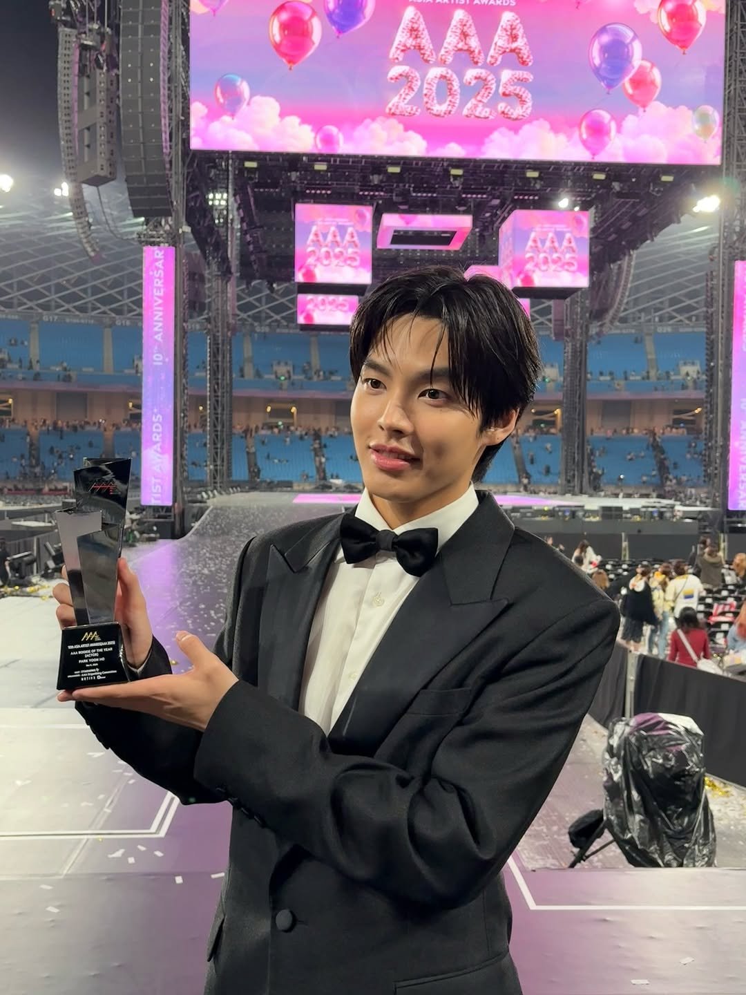 Photo by 박윤호 on December 07, 2025. May be an image of bolo tie, concert and text.