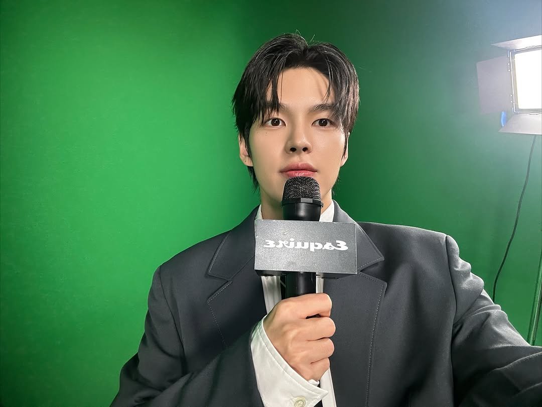 Photo by 박윤호 on October 18, 2025. May be an image of microphone, newsroom and text.