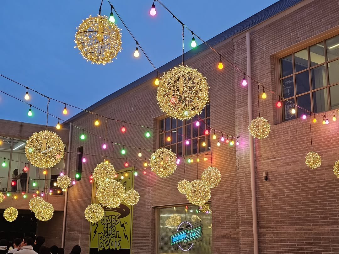 Photo by 하란주 on January 31, 2026. May be an image of lighting, lightbulb, lantern, tinsel, brick wall and text.