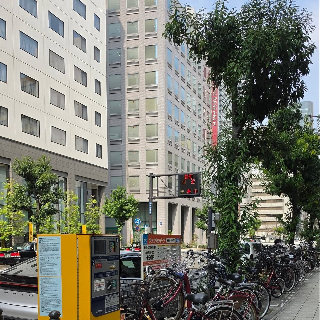 Photo by 하란주 on March 30, 2026. May be an image of parking meter, bicycle, scooter, street, buildings and text that says 'ENRESEARCH NRESEARCH ሁር አሉ-'.