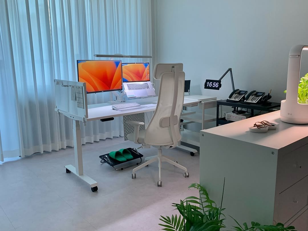 Photo by 리뷰톡ㅣHOME•OFFICE on June 14, 2025. May be an image of desk, bureau, microscope, printer, office and text.