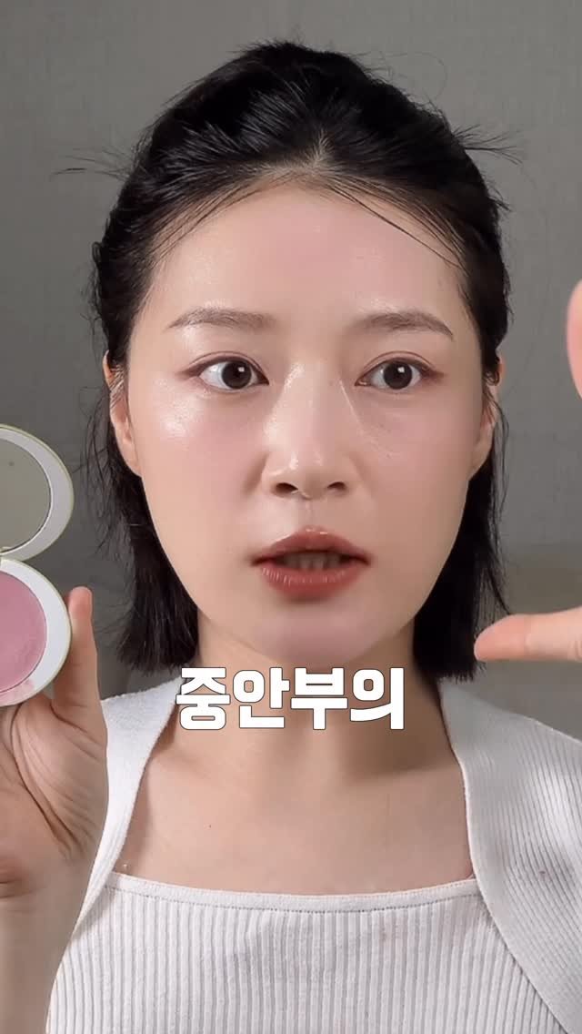 _rimply 게시물 이미지: 양조절은 필수💕

저는 나이들수록 블러셔랑 립은 필수로 챙기거든요!!
없는 생기...