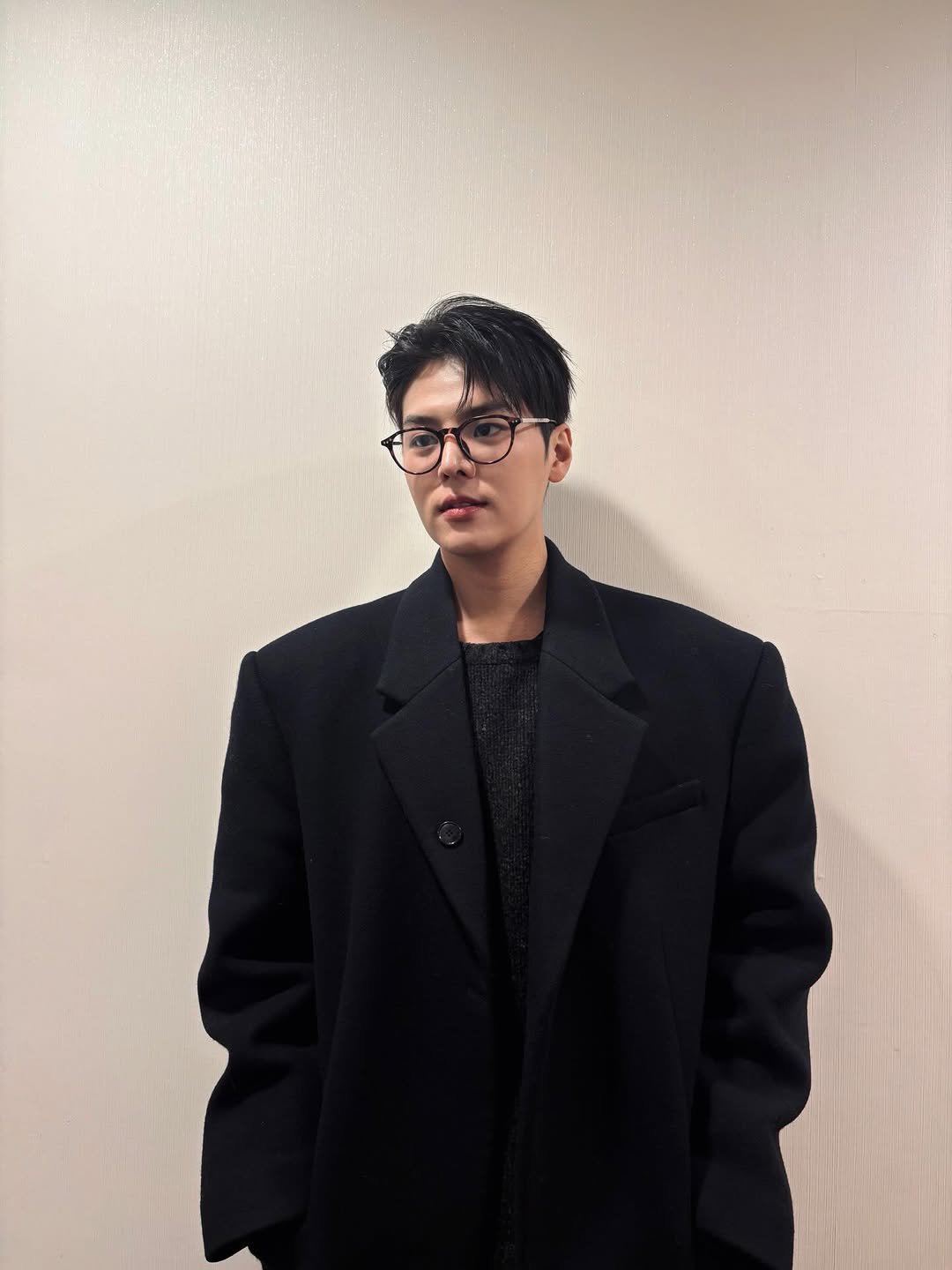Photo by 려운 on January 21, 2026. May be an image of one or more people, hair, duffle coat, eyeglasses, overcoat, parka, suit, jacket, turtleneck, blazer and text.