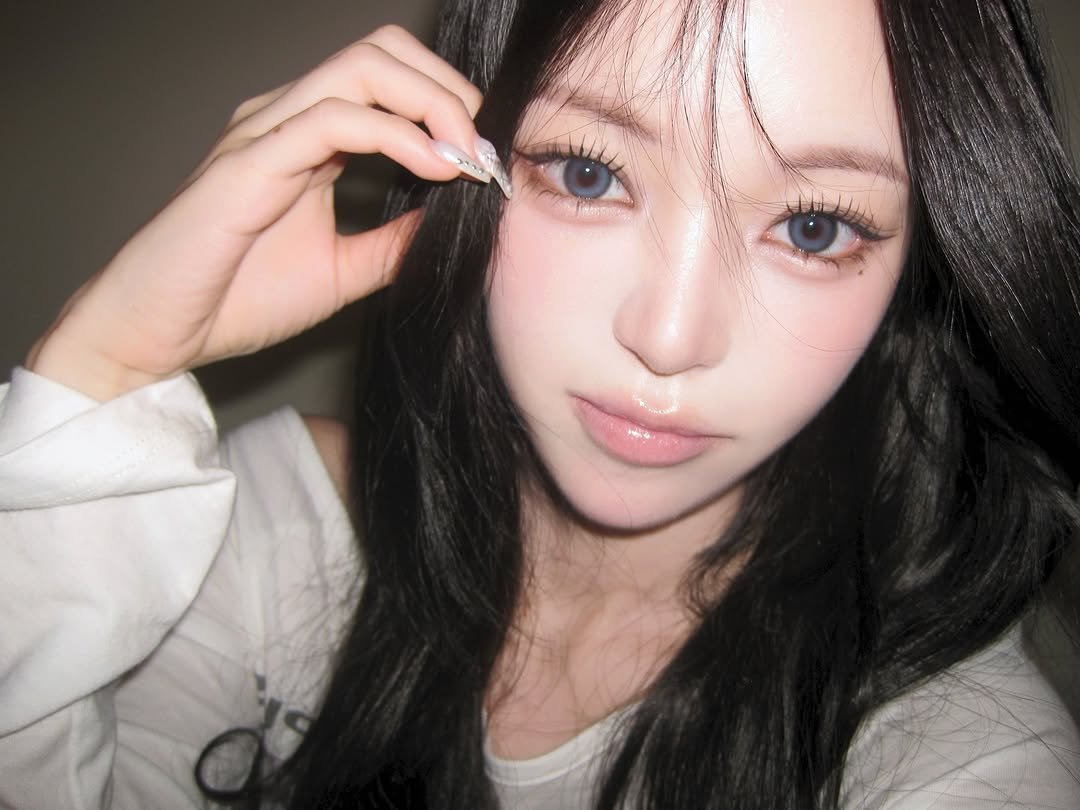 Photo shared by 주연 on October 05, 2025 tagging @a_y0ung_0202, and @joy_0st. May be a closeup of one or more people, makeup, hair and text.
