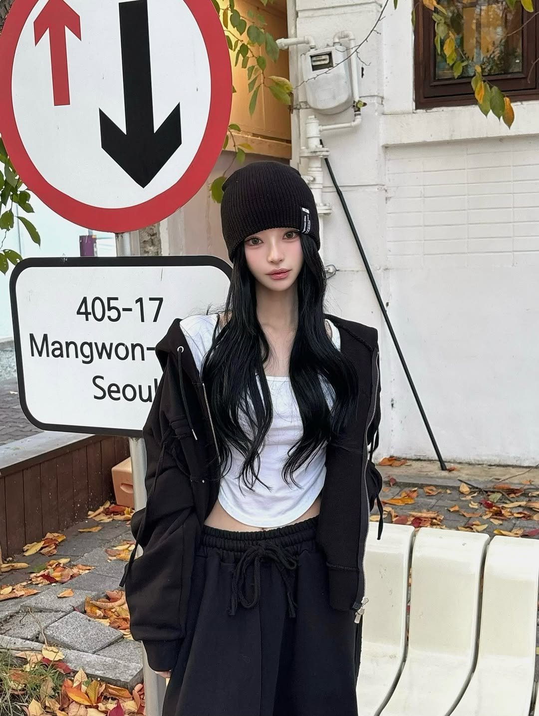 Photo shared by 주연 on December 02, 2025 tagging @illigo.kr. May be an image of ‎coat, top, parka, sweatpants and ‎text that says '‎ل T 405-17 Mangwon- Seou'‎'‎‎.