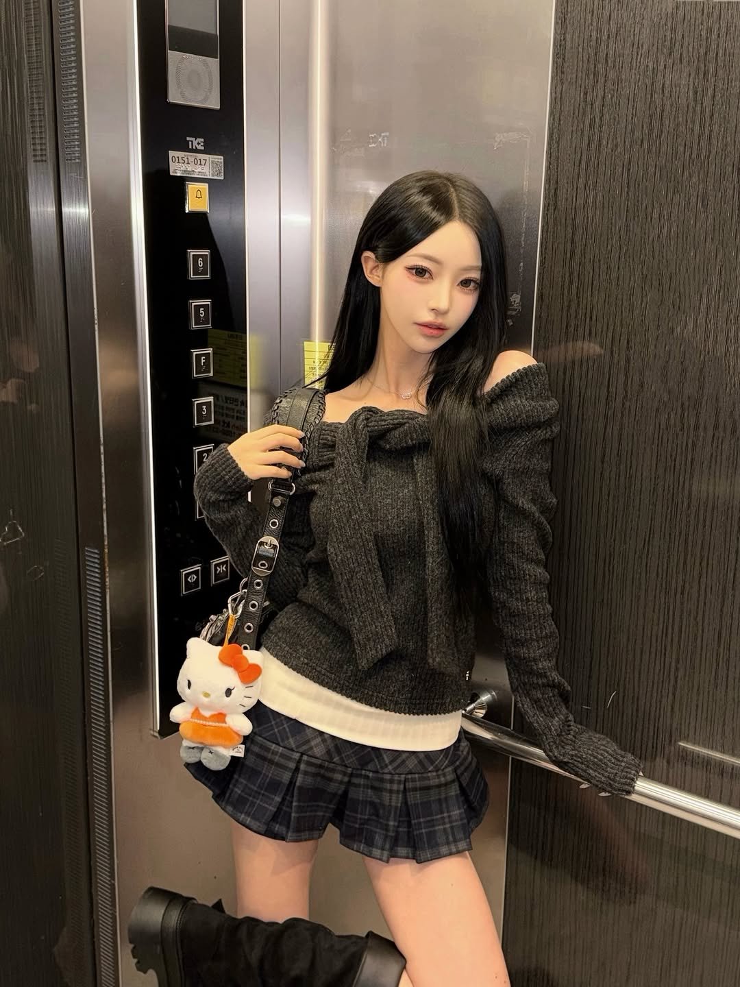 Photo shared by 주연 on January 06, 2026 tagging @sanrio_kr, @sooyaaa__, @hellokitty_korea, @kream.co.kr, and @shumontopia. May be an image of ‎duffle coat, boots, miniskirt and ‎text that says '‎אה 0151-017 ا c L 2 0 回 四 回 回‎'‎‎.