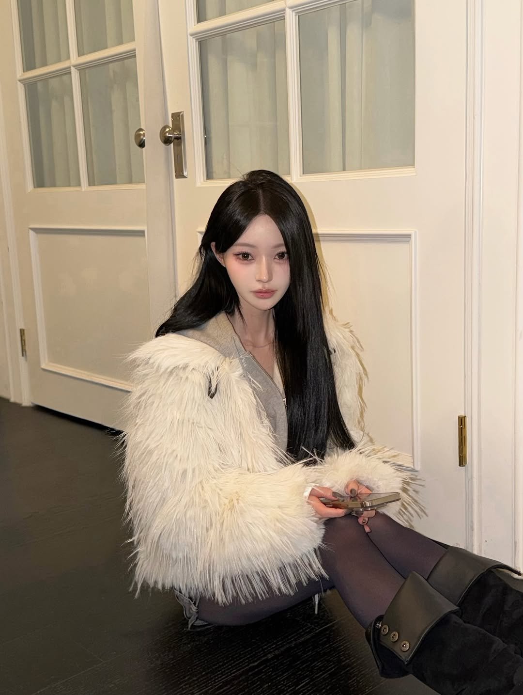Photo shared by 주연 on January 24, 2026 tagging @aniv_official. May be an image of one or more people, makeup, goosedown coat, sable coat, duffle coat, fishnet stockings, tights and text.