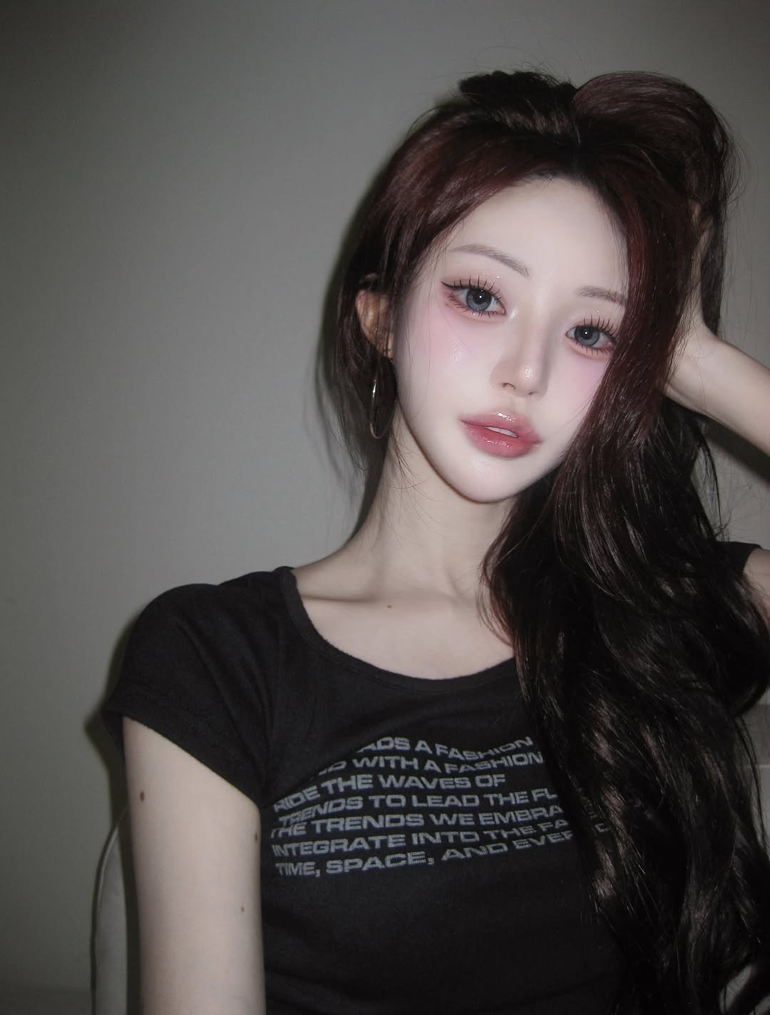Photo shared by 주연 on August 05, 2025 tagging @__xyeeun, and @aniv_official. May be an image of 1 person, hair, makeup and text.