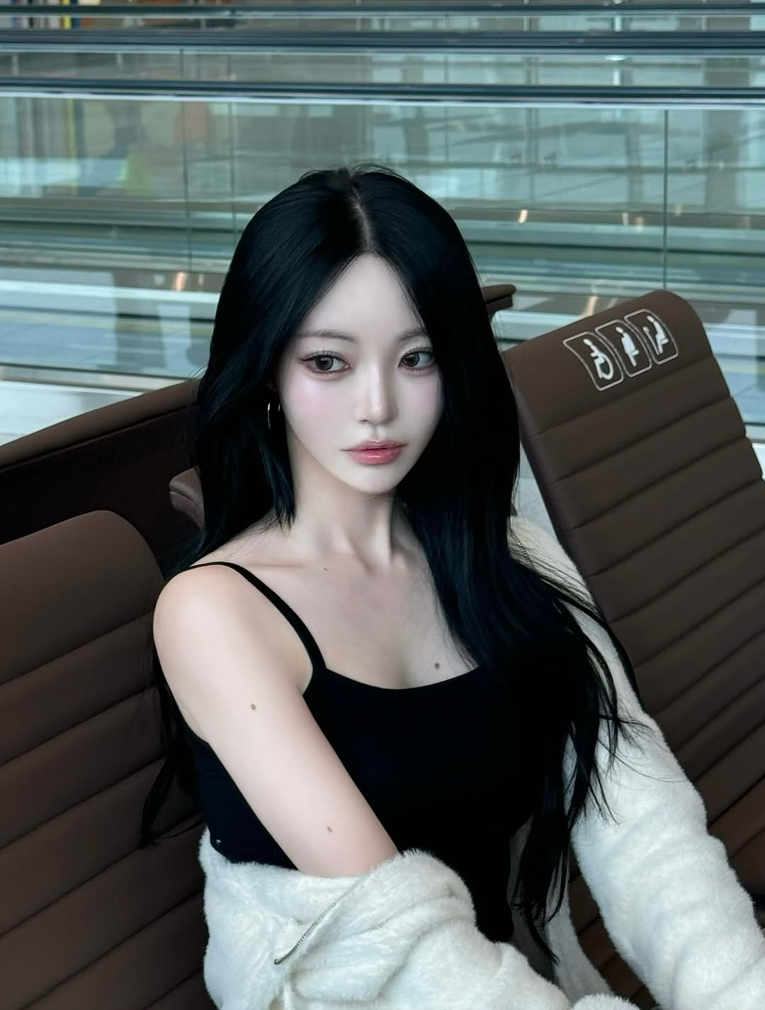 Photo shared by 주연 on November 02, 2025 tagging @themysterioushotel_official, and @__xyeeun. May be an image of one or more people and hair.