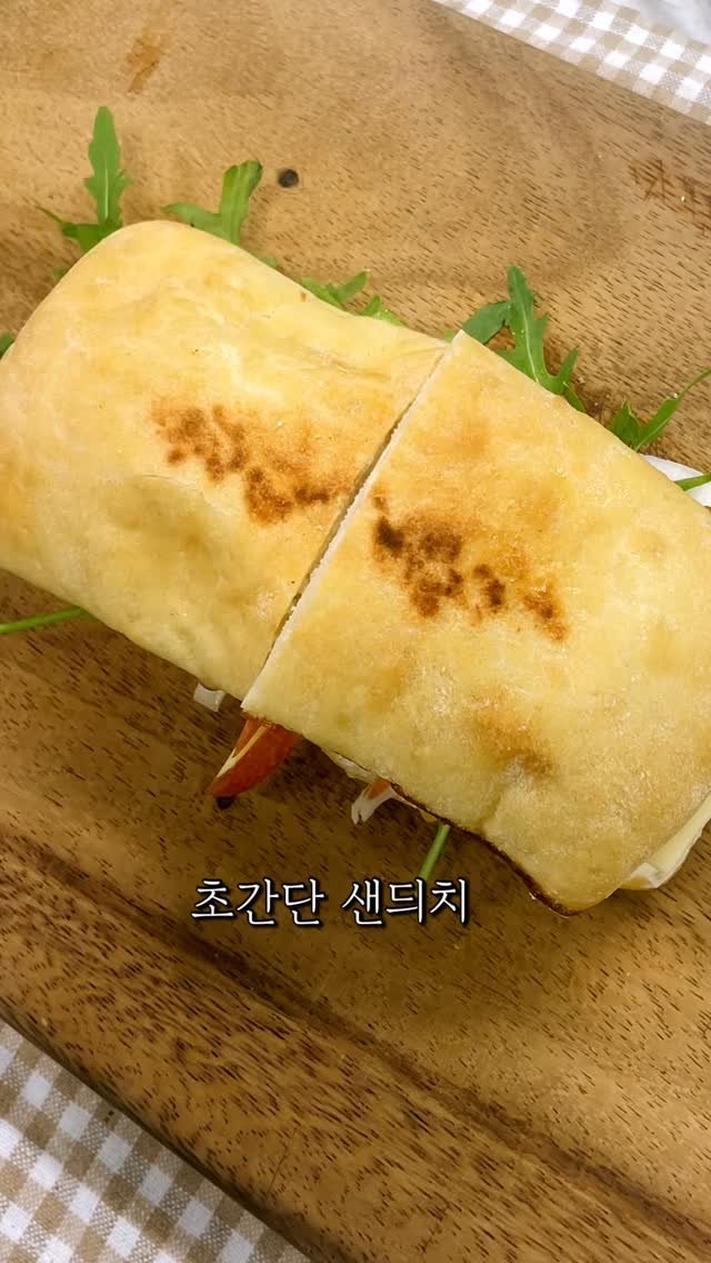 _saladbubu 게시물 이미지: 사과와 루꼴라 만남은 사랑,,🫶🏻🍎🍃
#치아바타샌드위치 #사과샌드위치 #루꼴라샌드위치