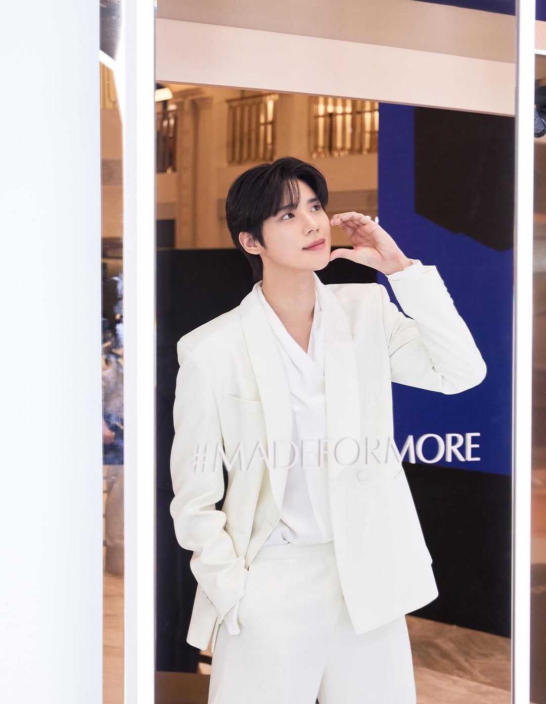 Photo shared by 문상민 on February 28, 2026 tagging @esteelauderkr. May be an image of text that says '#MADIHORMORE MADI MADEROR ORMORE MORE O'.