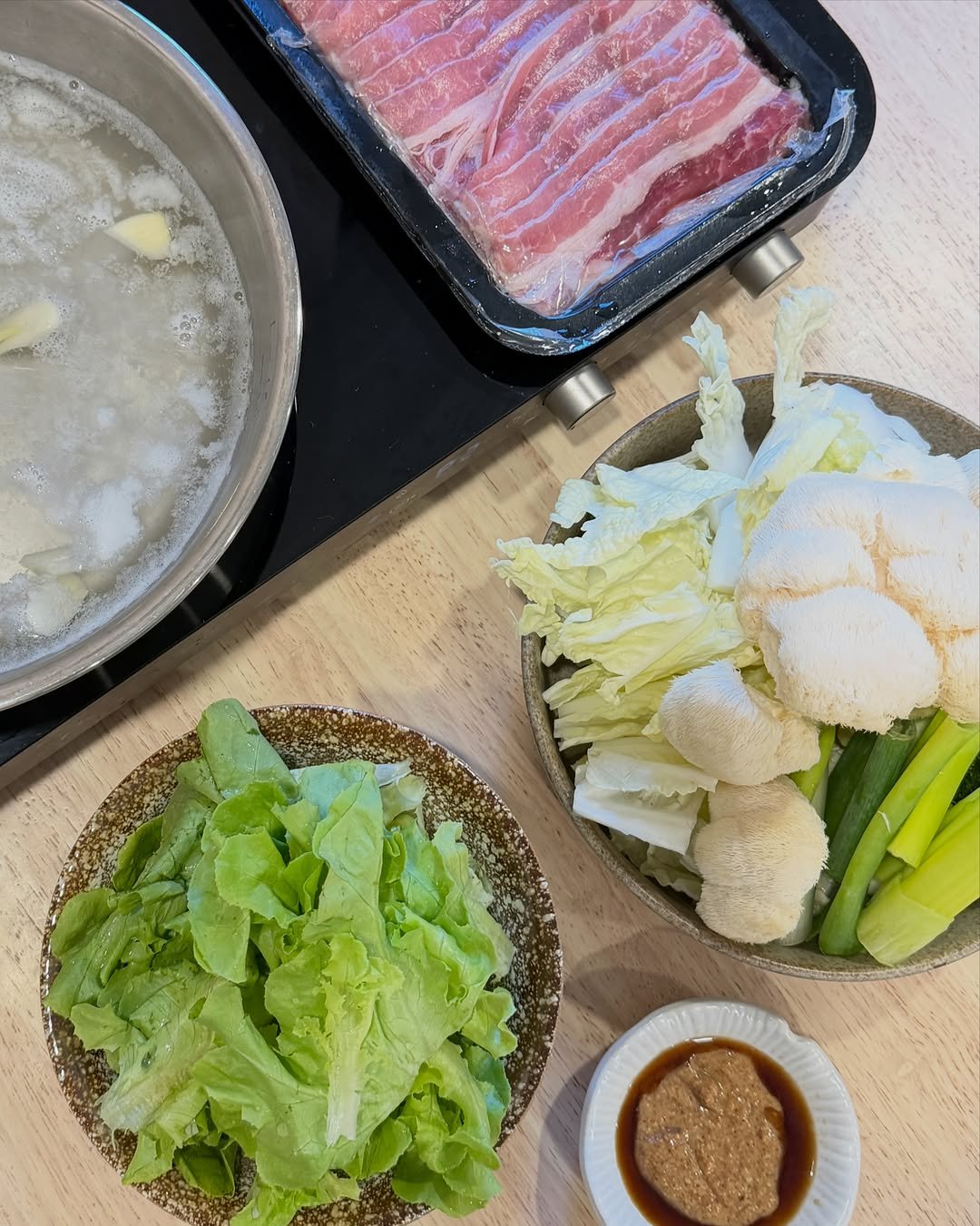 _seasonal.kitchen 게시물 이미지: 세상에서 젤 쉬운 
#샤브샤브 #육수

물 + 누룩소금 + 젓갈 넣으면 
샤브샤브...