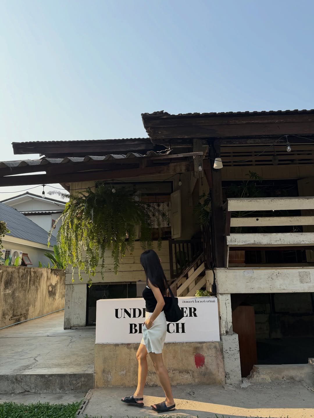 Photo by 시즈널키친 on March 27, 2026. May be an image of shorts, door, outdoors and text.