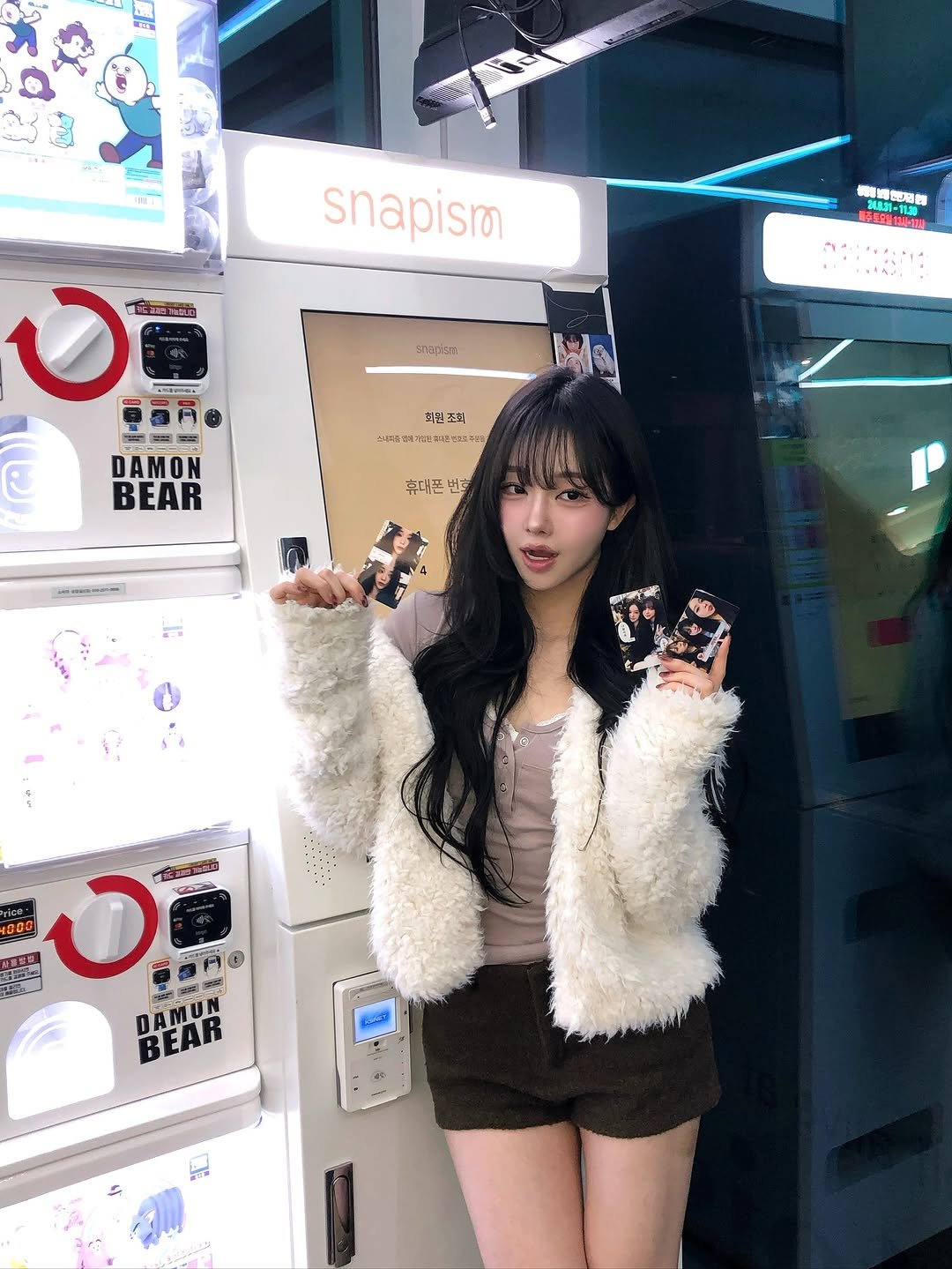 Photo shared by 임서현 on November 18, 2025 tagging @comentstudio, and @snapism.kr. May be an image of vending machine, miniskirt and text.