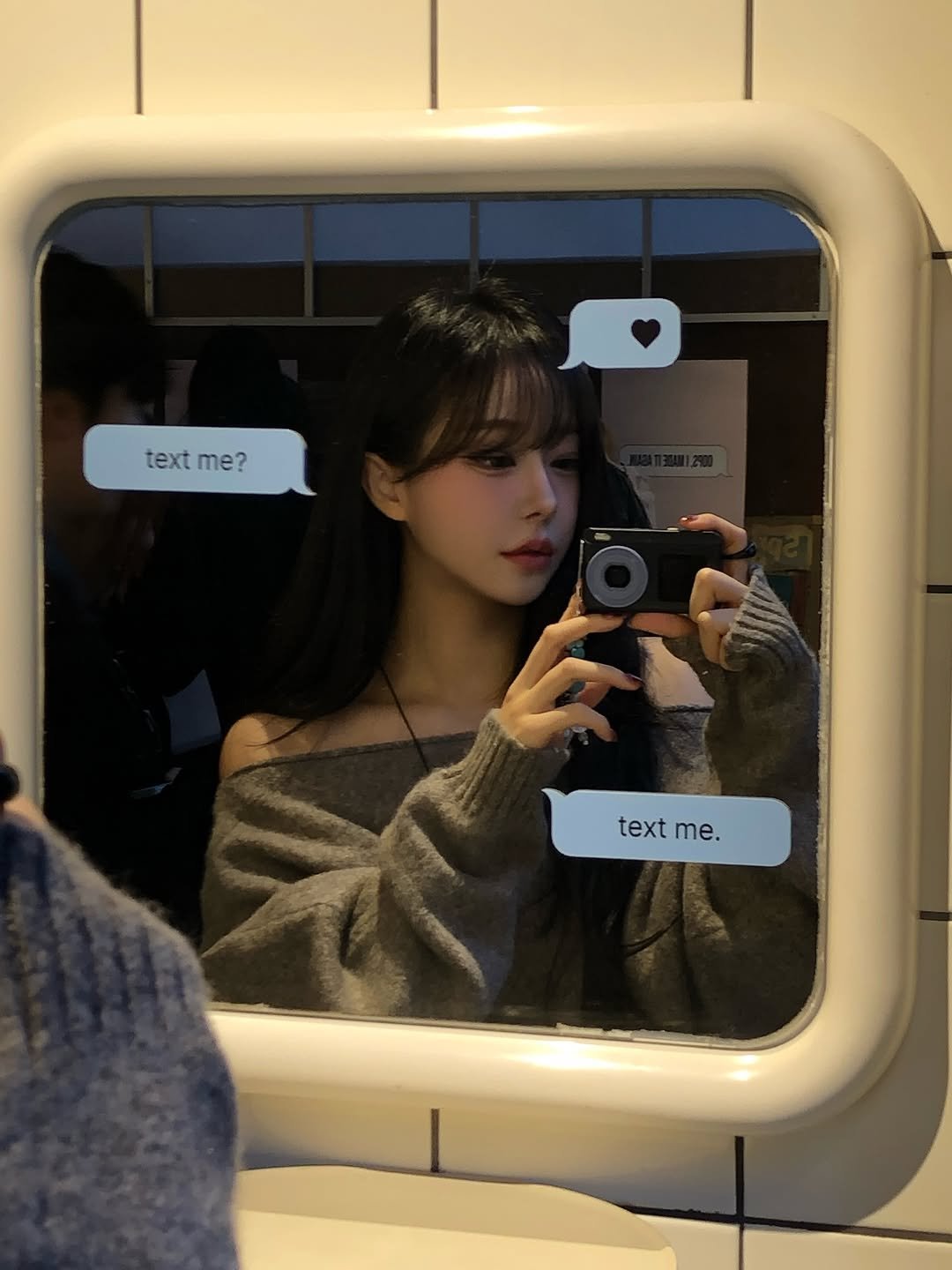 Photo by 임서현 on November 02, 2025. May be a selfie of one or more people, hair, phone, mirror, turtleneck, top and text.