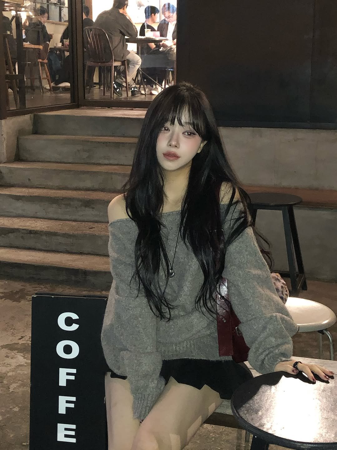 Photo by 임서현 on October 29, 2025. May be an image of one or more people, hair, cornflower and text.