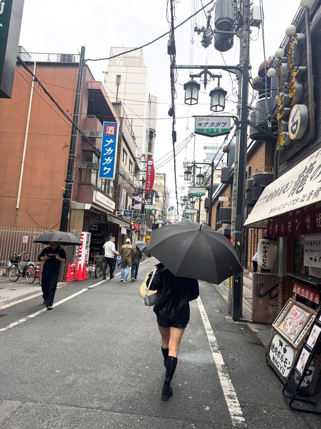 _seo_bini 게시물 이미지: 둘째 날 비가 주룩주룩 너무 추워서
후드티로 갈아입고 도톤보리 군것질😋
3kg빼고...
