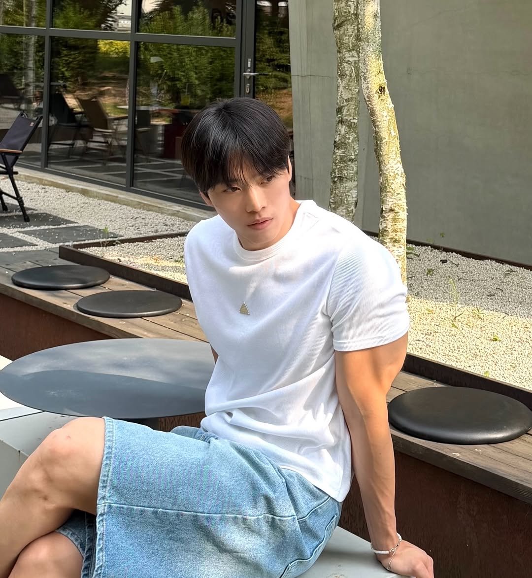 _seop_0 게시물 이미지: 집에만 있으면 병걸리는 #ENFJ

👕:...