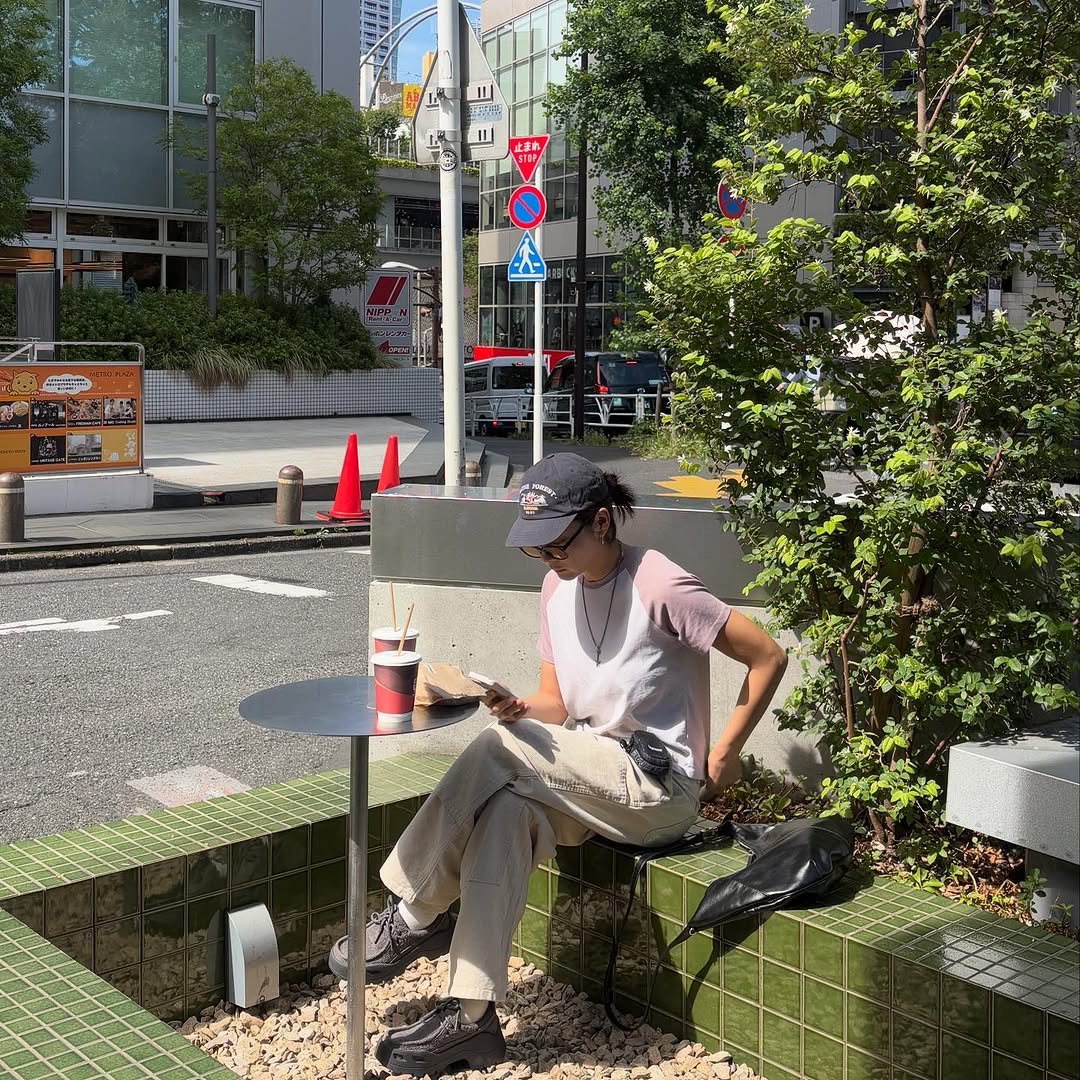 Photo by 설인아 sᴇᴏʀɪɴᴀ on October 03, 2025. May be an image of 1 person, cornflower, street and text.