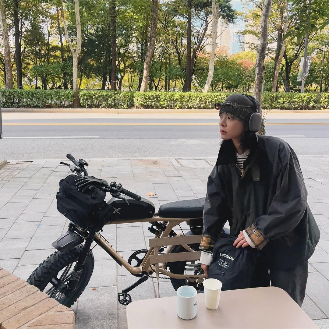 Photo by 설인아 sᴇᴏʀɪɴᴀ on October 23, 2025. May be an image of duffle coat, motorcycle, parka, scooter, tire, helmet, cornflower, outdoors and text.