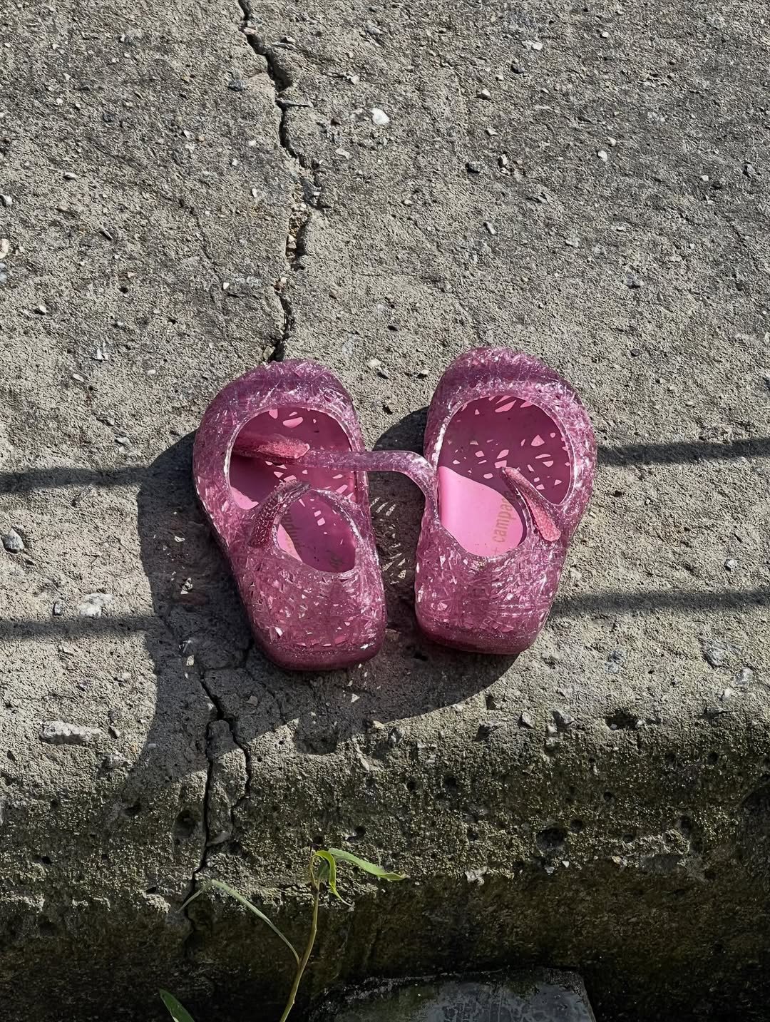 Photo by SEOSOOJIN on October 11, 2025. May be an image of child, baby shoes, sandals, curb and text.