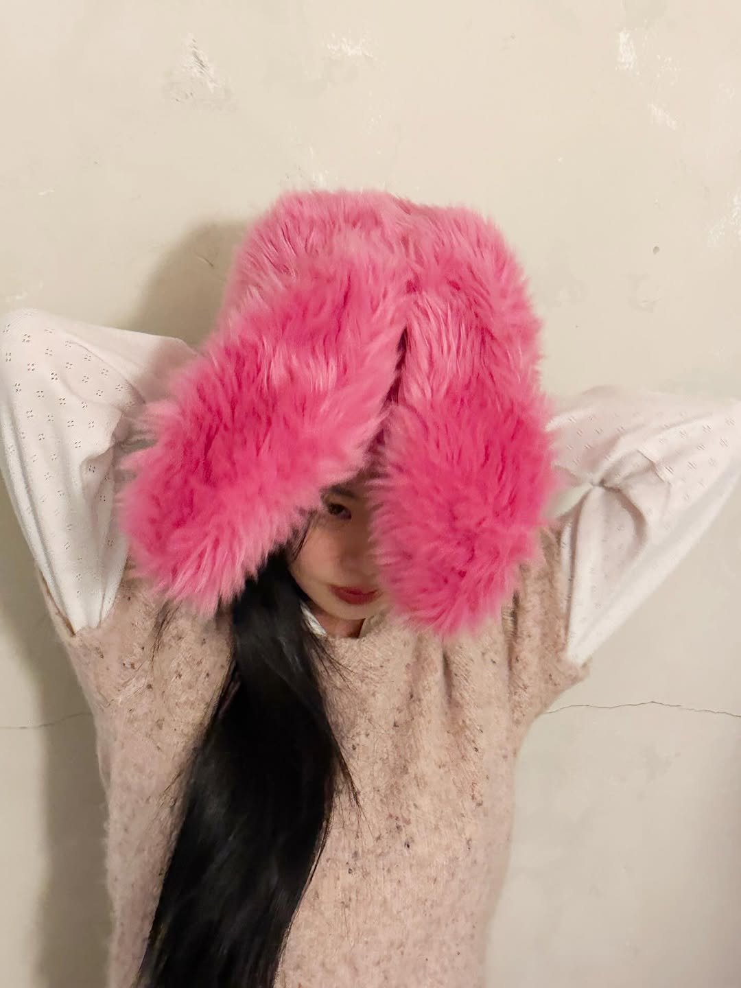 Photo by SEOSOOJIN on December 31, 2025. May be an image of hat, duffle coat, fur coat, goosedown coat, parka, cloak, beret and text.