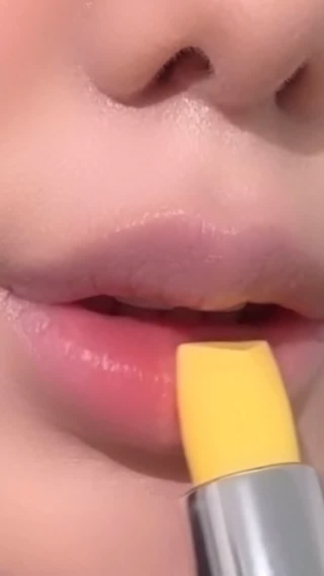 _sesamesalt 게시물 이미지: 요즘 다시 빠진 ..⭐️💛
프라다 바나나립 🤍

#프라다뷰티 #프라다립스틱...