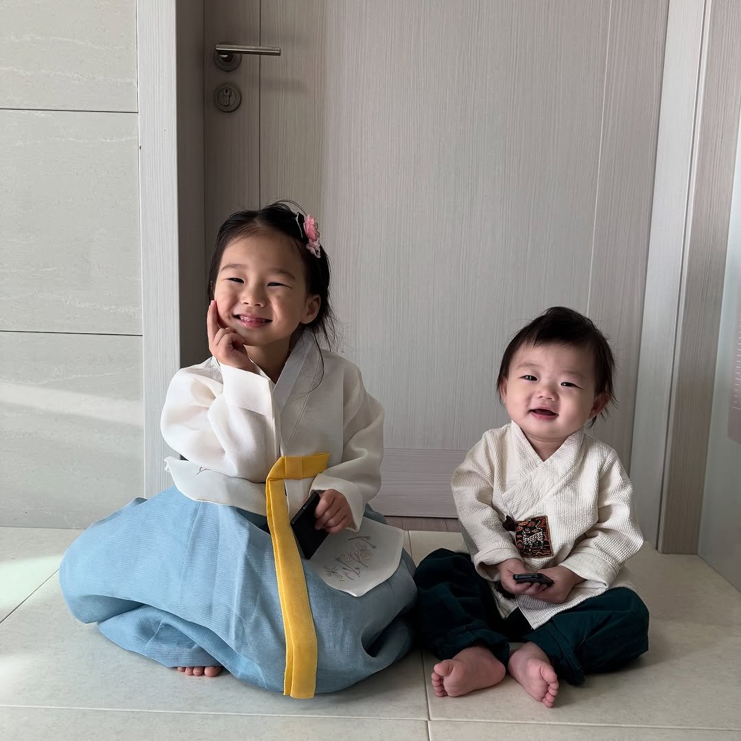 Photo shared by 소떡부부 on October 03, 2025 tagging @ssotteok_papa. May be an image of 2 people, baby, robe, bath robe and text.